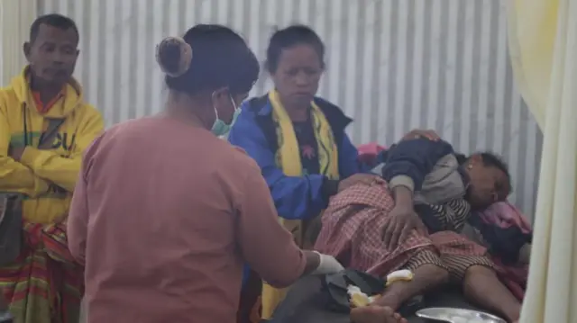 Oktoviana Taek (berbaring, kanan), warga Desa Netutnana, Kabupaten Kabupaten Timor Tengah Selatan, adalah Korban gigitan anjing. Pada Kamis (01/06), dia sedang dirawat puskesmas setempat. 