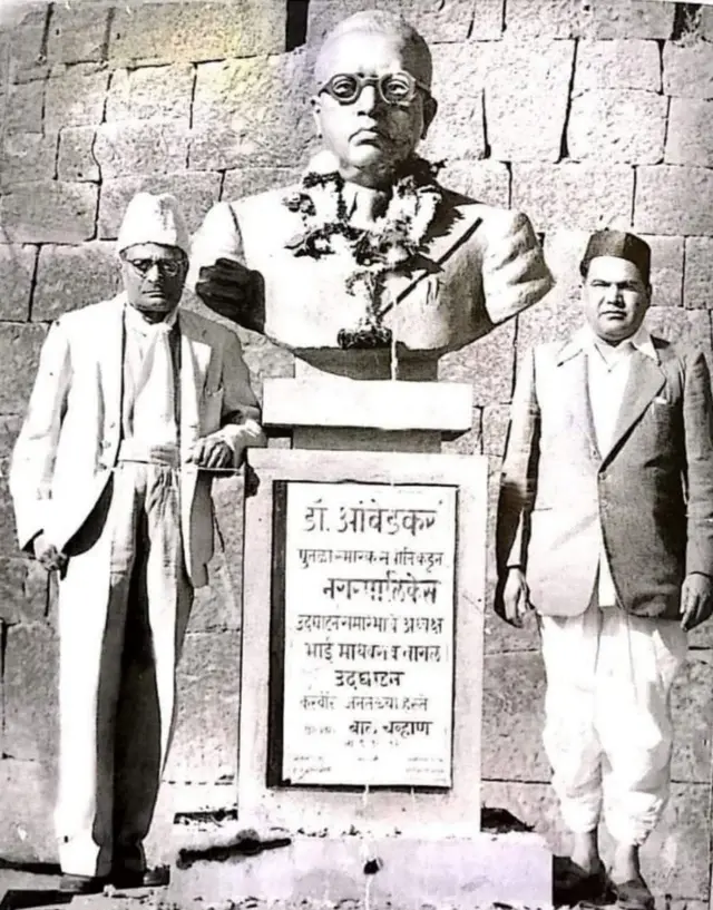 डॉ. बाबासाहेब आंबेडकर यांच्या पुतळ्यासह भाई बागल (डावीकडे).