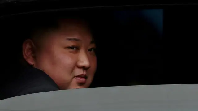 차에 앉아 웃고 있는 김정은 북한 국무위원장 