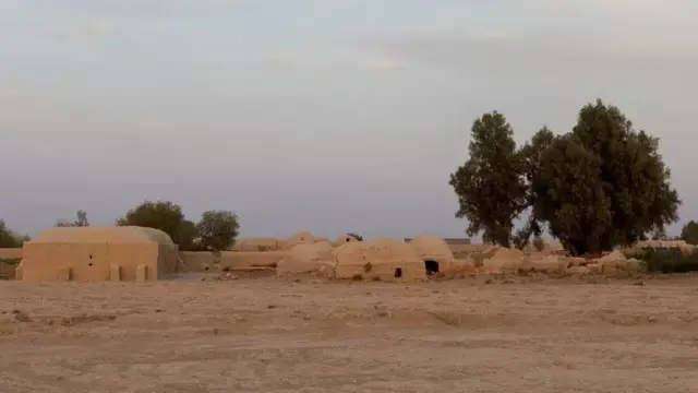 Abdülaziz ve ailesi, kerpiç evlerin olduğu bir köyde yaşıyordu.