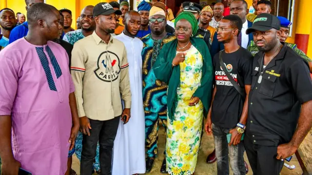 Aworan Igbakeji Gomina ogun pẹlu awọn akẹkọọ 