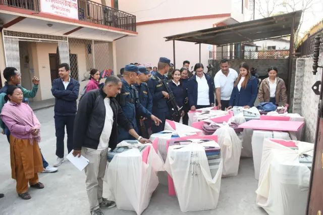 दाङको घोराहीस्थित प्रदेश निर्वाचन कार्यालयमा सोमवार निर्वाचनका लागि मतदान केन्द्रमा पठाउन तयार गरिएको निर्वाचन सामग्री