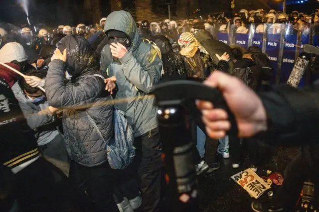 İmamoğlu protestoları: Birçok kentte gösteriler, İstanbul ve Ankara'da polisle arbede - BBC News Türkçe