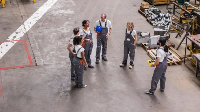 Pracownicy w fabryce podczas spotkania