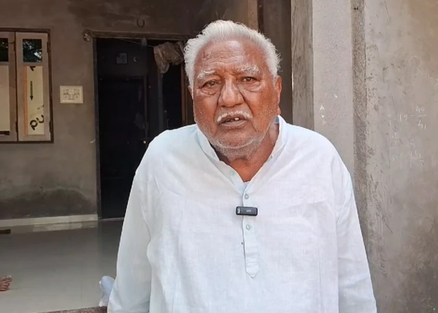 મુકેશભાઈના કાકા બળદેવભાઈ બારોટ