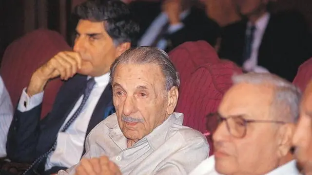 JRD Tata, Ratan Tata et Russi Modi lors de la réunion à New Delhi, Inde