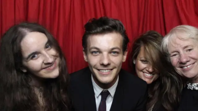 Megan, Louis Tomlinson,bônus grátis para apostarmãe Johanna e Jean fotografados sorrindobônus grátis para apostarum cenário estilo cabinebônus grátis para apostarfotos no Cinderella Ball da instituiçãobônus grátis para apostarcaridade