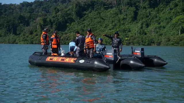 Pada hari kedua penyelaman, tim Kopaska menemukan tempat penyimpanan senjata.