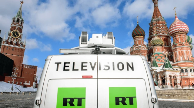 俄羅斯國家控制的「今日俄羅斯」（RT）電視台的廣播車停在莫斯科紅場旁的聖巴西爾大教堂與克里姆林宮前
