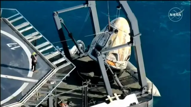 Uzay kapsülü okyanustan çıkarıldı ve kurtarma gemisine alındı.