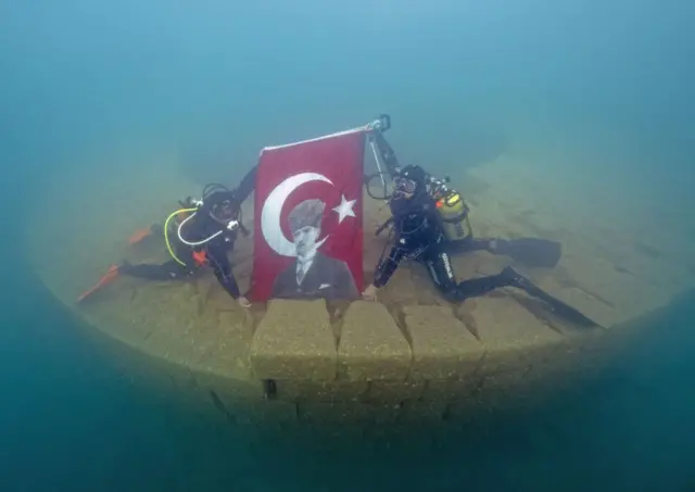 Su altında Türk bayrağı açan iki dalgıç