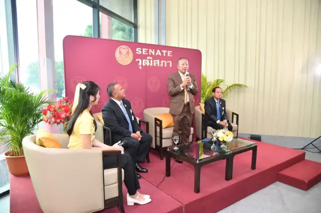 มงคล สุระสัจจะ ลุกขึ้นตอนคำถามของบีบีซีไทยเมื่อ 10 ก.ย. 