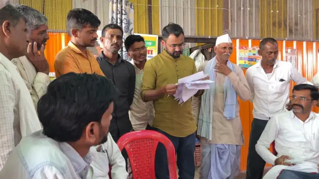 गोजेगावातील शेतकरी पीक विमा योजनेत सहभागी झाल्याच्या पावत्या दाखवताना.