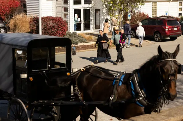Bir Amish ailesi, 5 Kasım 2024'te Pensilvanya'nın Intercourse kentinde Seçim Günü'nde Leacock Township Belediye binasındaki bir oy kullanma noktasından ayrılıyor.