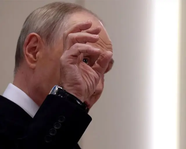 Президент РФ Володимир Путін з піднятою зігнутою рукою