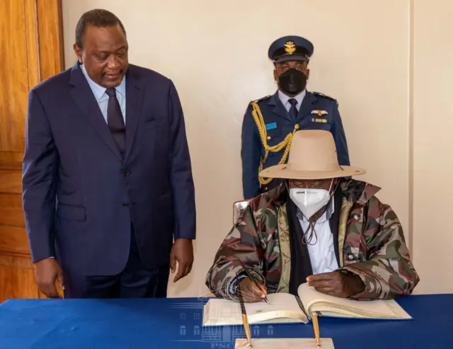 Prezida Museveni mu nama yatumweko na Prezida Kenyatta