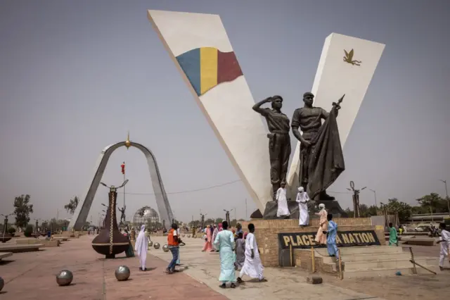 Des jeunes, habillés pour l'Aïd, se rassemblent, jouent et mangent sur la Place de la Nation de N'Djamena le 10 avril 2024 à N'Djamena, Tchad.