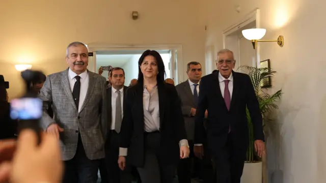 Sırrı Süreyya Önder, Pervin Buldan ve Ahmet Türk yan yana yürüyor.