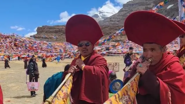 कैलास क्षेत्रमा परम्परागत बाजा बजाउँदै तिब्बती बौद्धभिक्षुहरू