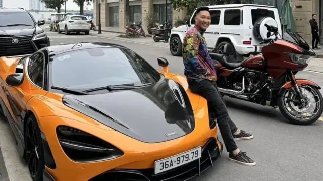 Huấn Hoa Hồng, tên thật Bùi Xuân Huấn, nổi lên trên mạng xã hội từ khoảng 2015 và trở thành một trong những nhân vật thường được gọi là "giang hồ mạng"