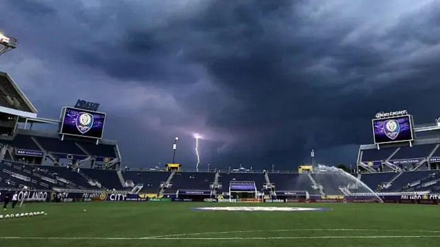 11 Temmuz 2015 Cumartesi günü, Florida, Orlando'da, Orlando City ile FC Dallas arasındaki maç başlamadan önce şiddetli hava uyarısı nedeniyle tribünlerin tahliye edilmesi sonucu Orlando Citrus Bowl yakınlarına yıldırım düştü.