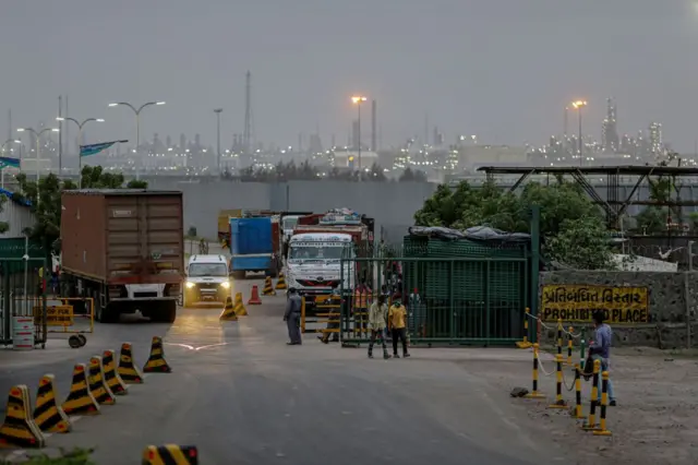 ભારતમાં કુલ 24 ઑઇલ રિફાઇનરીઓ આવેલી છે