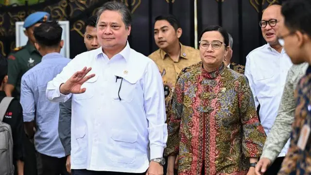 Menteri Koordinator Bidang Perekonomian Airlangga Hartarto (kiri) bersama Menteri Keuangan Sri Mulyani Indrawati (kedua kanan) 