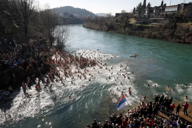 богојављање, богојављање у црној гори, пливање за часни крст у подгорици