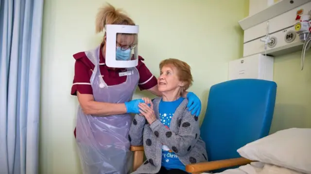 Iya agba yii, Margaret Keenan, to wa lati UK ni ẹni akọkọ to gba abẹrẹ Pfizer to n dena arun Corona lagbaaye loṣu Kejila ọdun 2020