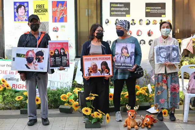 พ่อแม่ของตะวันและแบม มาร่วม "ยืน หยุด ขัง" ที่บริเวณหน้าหอศิลป์ กทม.