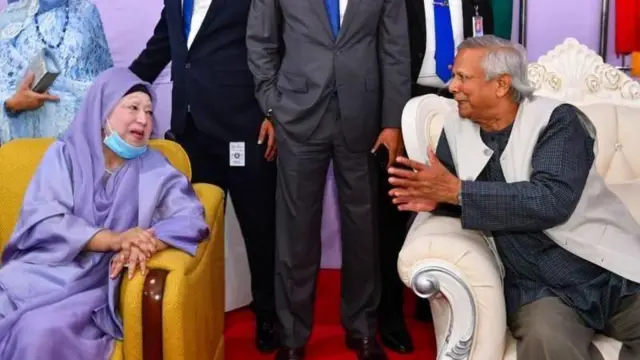 সশস্ত্র বাহিনী দিবসের অনুষ্ঠানে খালেদা জিয়ার সাথে কথা বলছেন অধ্যাপক মুহাম্মদ ইউনূস