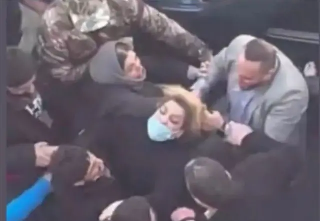 کشیدن موی زنی در مقابل مدرسه ای