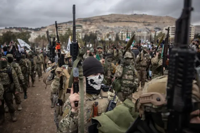 ဒမတ်စကပ်မှာ စစ်ရေးပြနေတဲ့ HTS တပ်သားများ