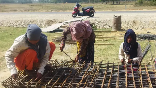 चर्को गर्मीमा काममा व्यस्त महिला