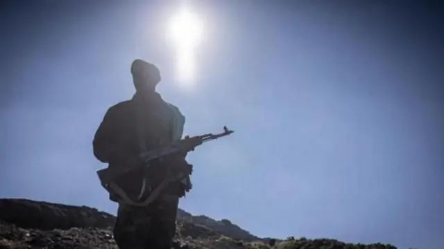 ብረት ዝዓጠቐ ሰብ ኣብ ሓድጊ ሰማይ ይርአ