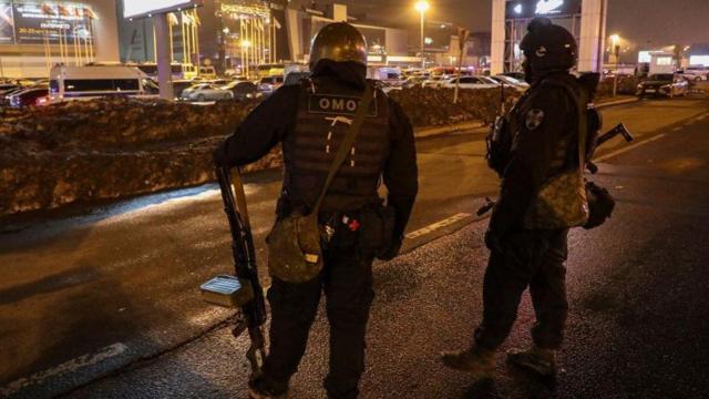 Policías montan guardia frente al Crocus City Hall en Moscú