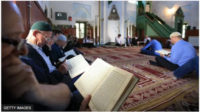 Aworan awọn ọkunrin to n ka Kurani ninu mọṣalaṣi