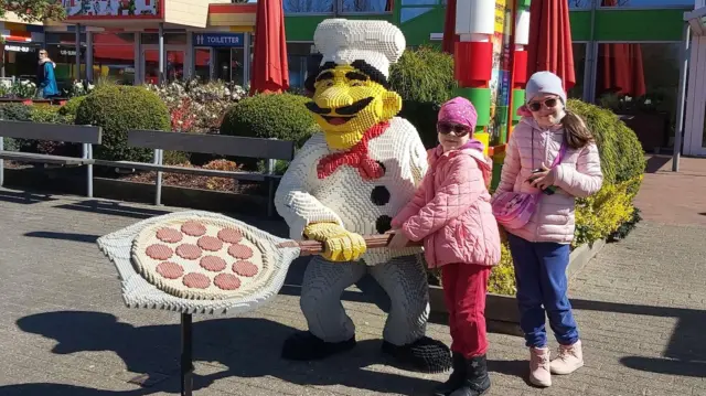 Sestre Aleksandra i Dora u Legolendu u Danskoj, pored modela pica majstora napravljenog od kockica