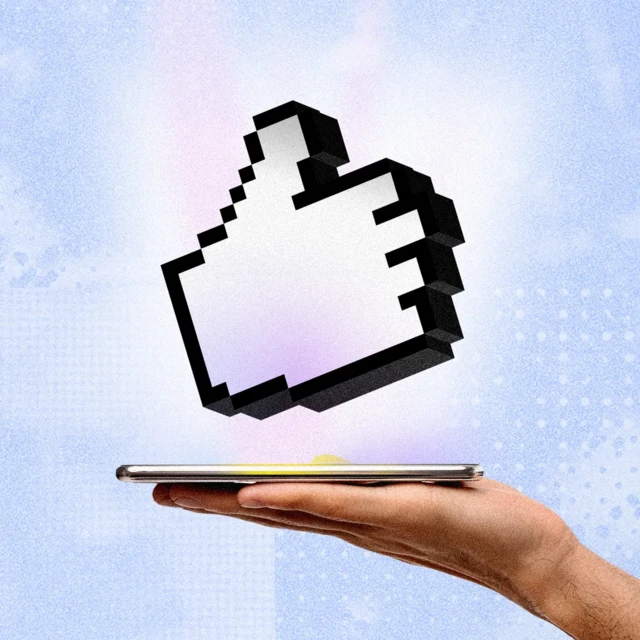 Elinde telefon tutan bir insan