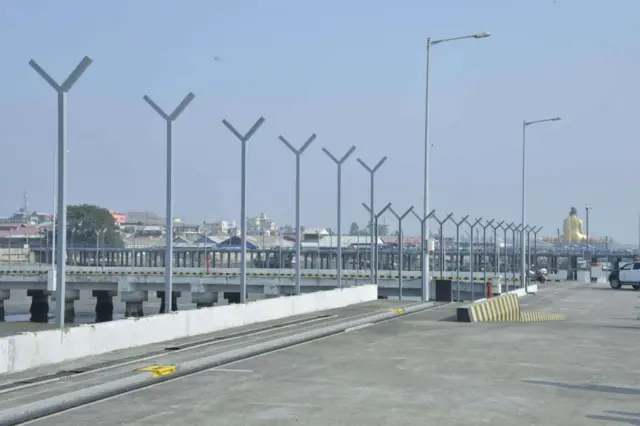 စစ်တွေမြို့ ကုလားတန်းမြစ်ကြောင်း ဘက်စုံသုံးဖြတ်သန်းသယ်ယူပို့ဆောင်ရေးစီမံကိန်း မြင်ကွင်းကျယ်ပုံ။ ကွန်ကရစ်လမ်း၊ လမ်းမီးတိုင်၊ ထိုင်တောင်မူဘုရားကျောဘက်၊ ဆိပ်ကမ်းတံတားတို့ကို မြင်ရတဲ့ မြင်ကွင်း။​