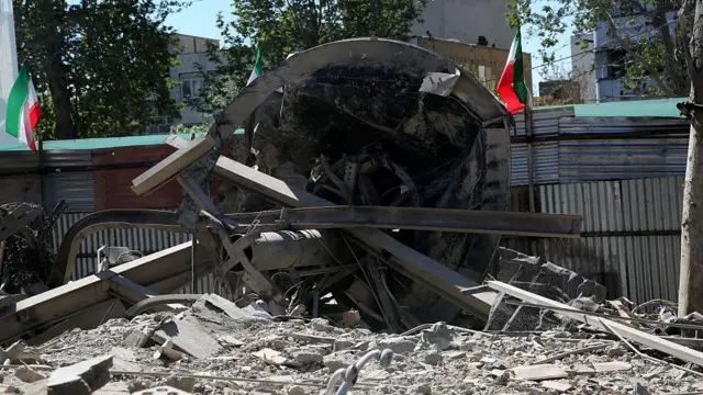 7 अप्रैल, 2026 को ईरान के तेहरान में, अमेरिका और इसराइल द्वारा निशाना बनाए गए शरीफ़ यूनिवर्सिटी ऑफ़ टेक्नोलॉजी में हुई तबाही.