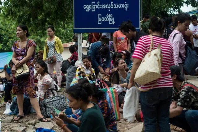 မြဝတီမြို့က ရွှေ့ပြောင်းအလုပ်သမားရှေ့မှာ တွေ့ရတဲ့မြန်မာတချို့(ပုံဟောင်း)