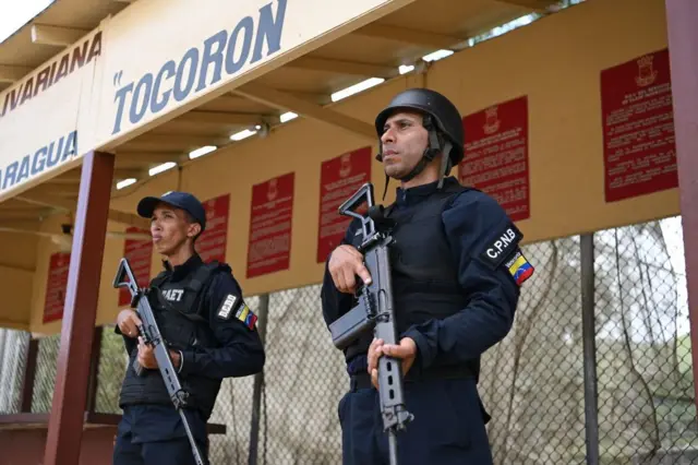 Policías durante el allanamiento de la cárcel de Tocorón 