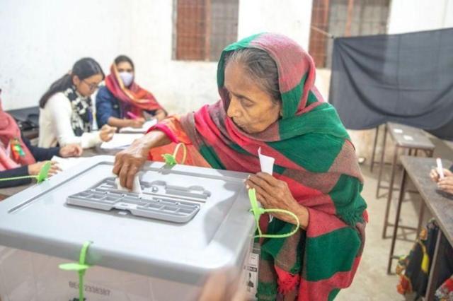 বাংলাদেশের জাতীয় নির্বাচনে ভোট দিচ্ছেন ভোটাররা