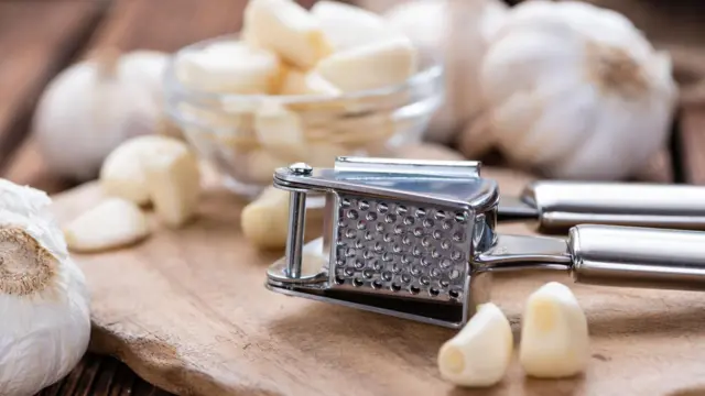 Bawang putih di atas talenan.