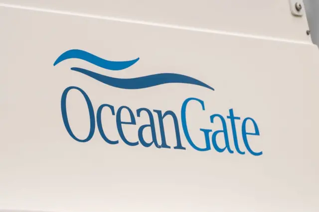 Logotipo da OceanGate em azul, impresso sobre uma porta branca