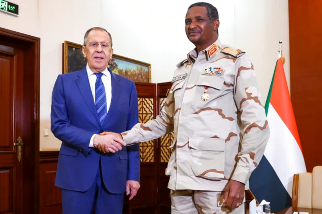 لقاء سابق بين وزير الخارجية الروسي سيرغي لافروف وحميدتي