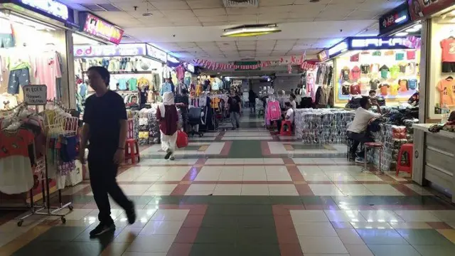 Kios-kios di lantai bawah Blok A Tanah Abang tak lagi dibanjiri pengunjung.