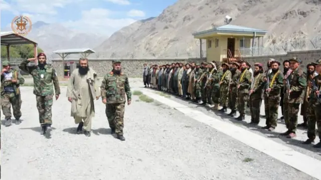 فصیح الدین فطرت در حال بازدید از نیروهای مرزبانی طالبان در واخان بدخشان، اوایل آگست ۲۰۲۳