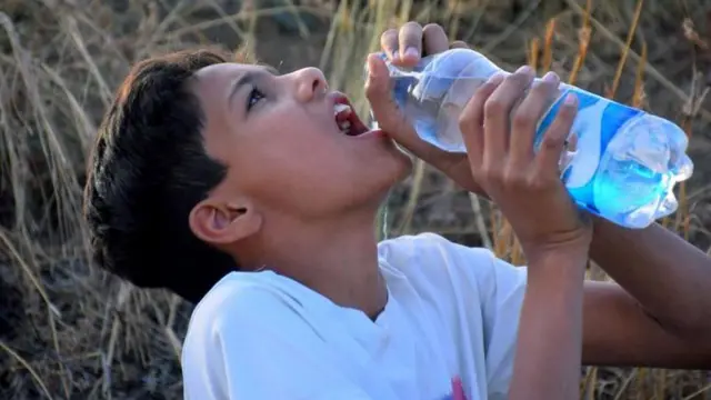 গরমে পর্যাপ্ত পানি খেতে পরামর্শ দেন চিকিৎসকরা। 